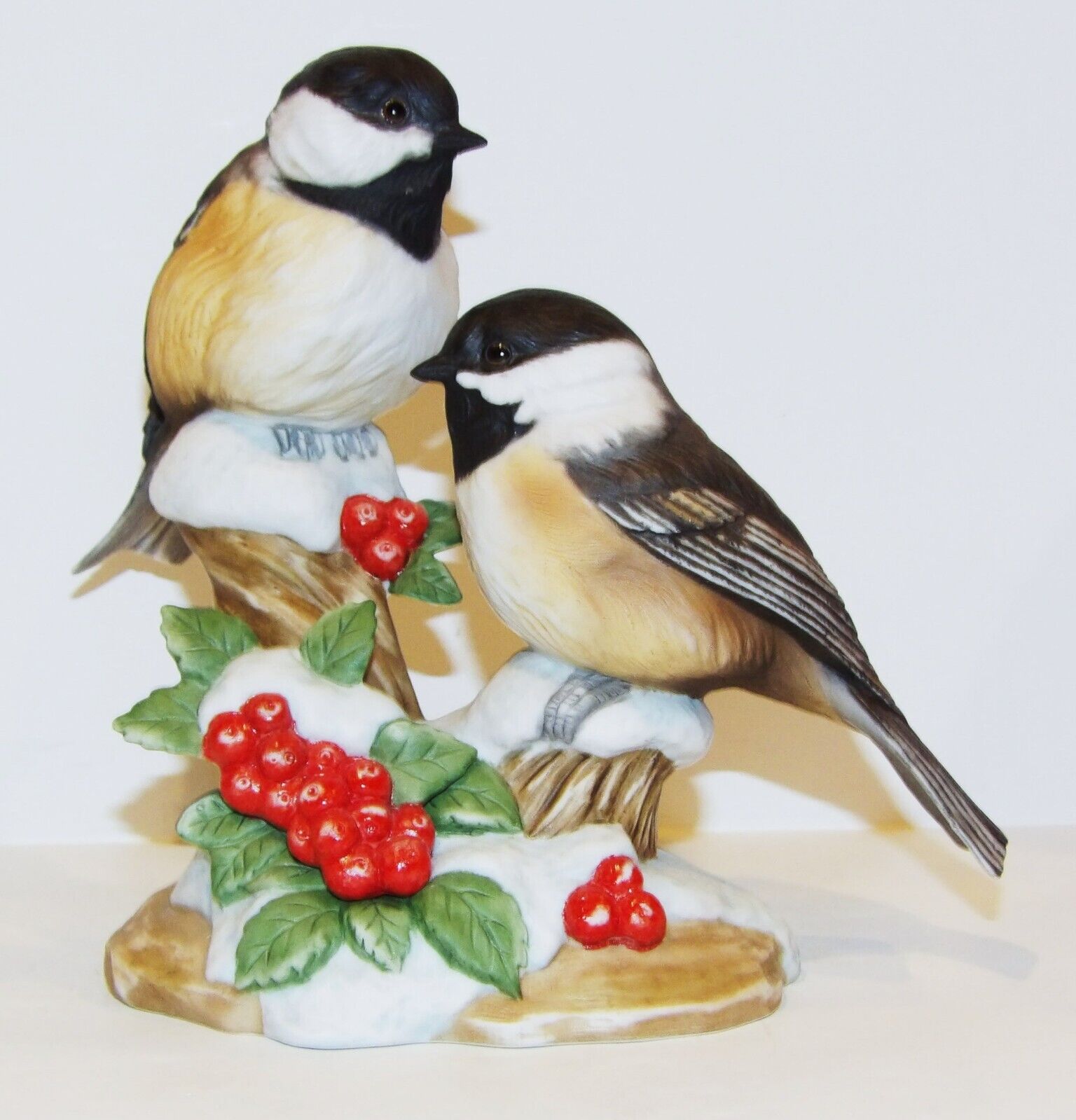 LOVELY 1988 KNOWLES PORCELAIN THE CHICKADEE  BIRDS OF YOUR GARDEN FIGURINE
