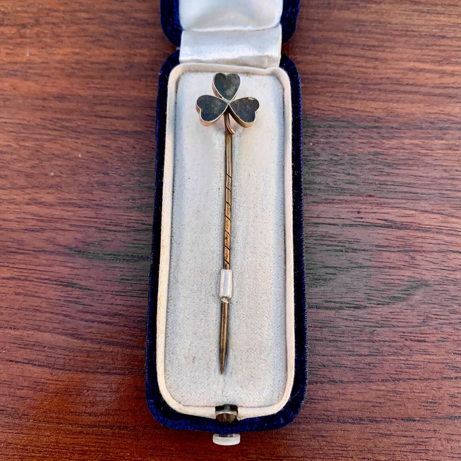EARLY WILLIAM HENRY TOYE ENGLISH 9CT GOLD STICK PIN: LARGE CLOVER