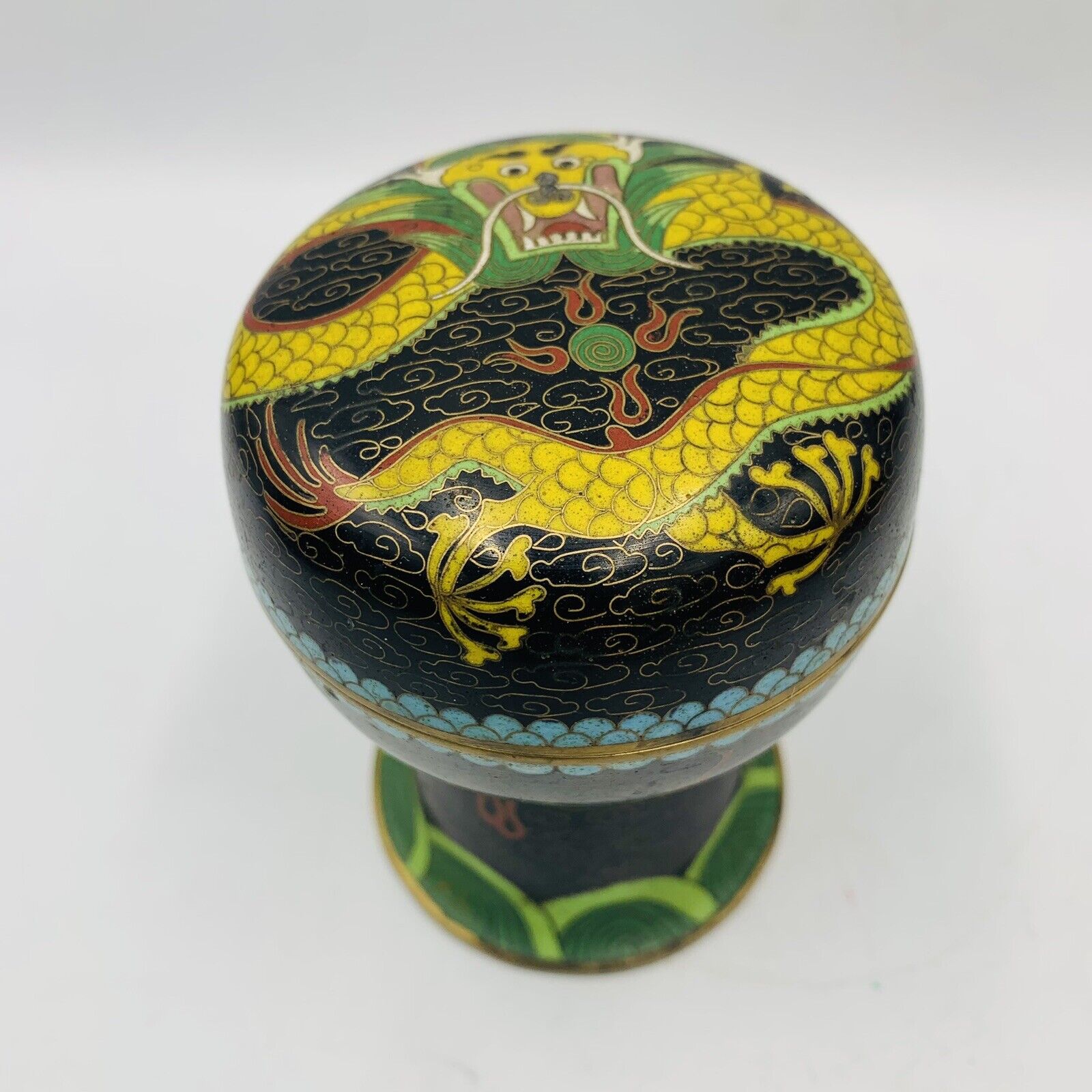 Old Chinese Cloisonné 5 Toe Yellow Dragon Trinket Snuff Box On Footed Pedestal