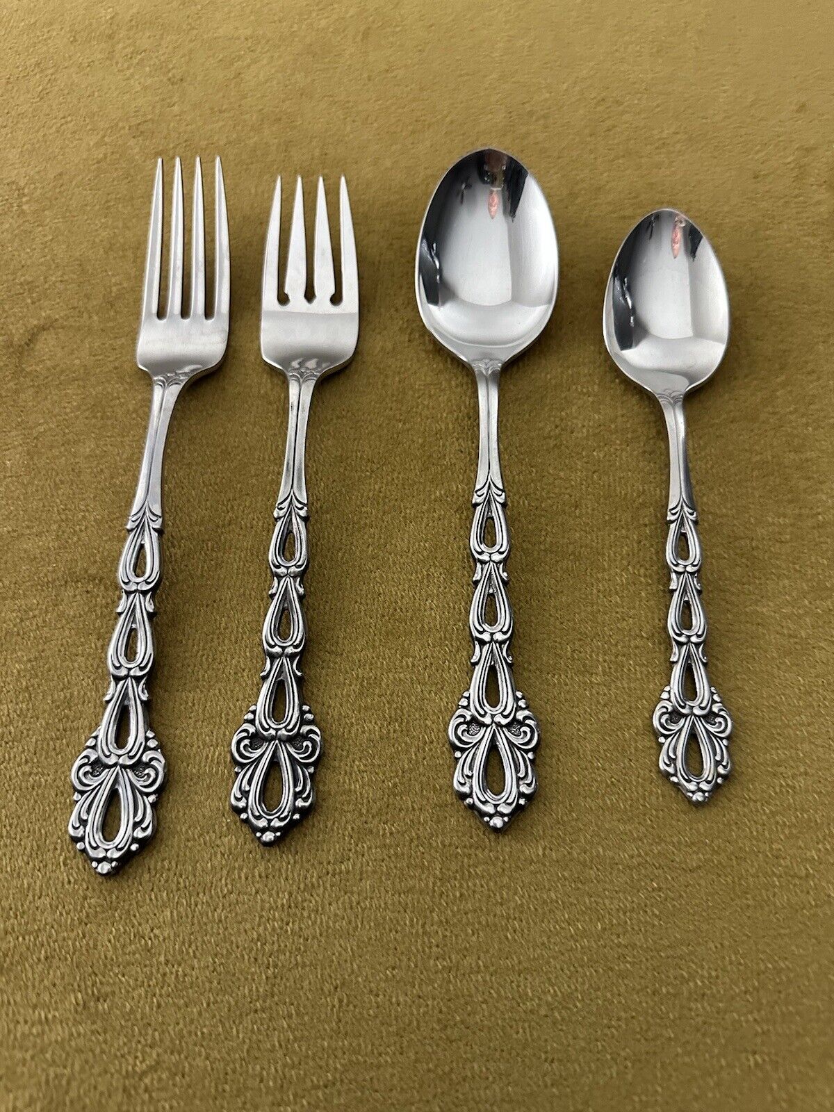 Oneida Community Stainless Flatware CHANDELIER 4 PIECE PLACE SETTING Excellent