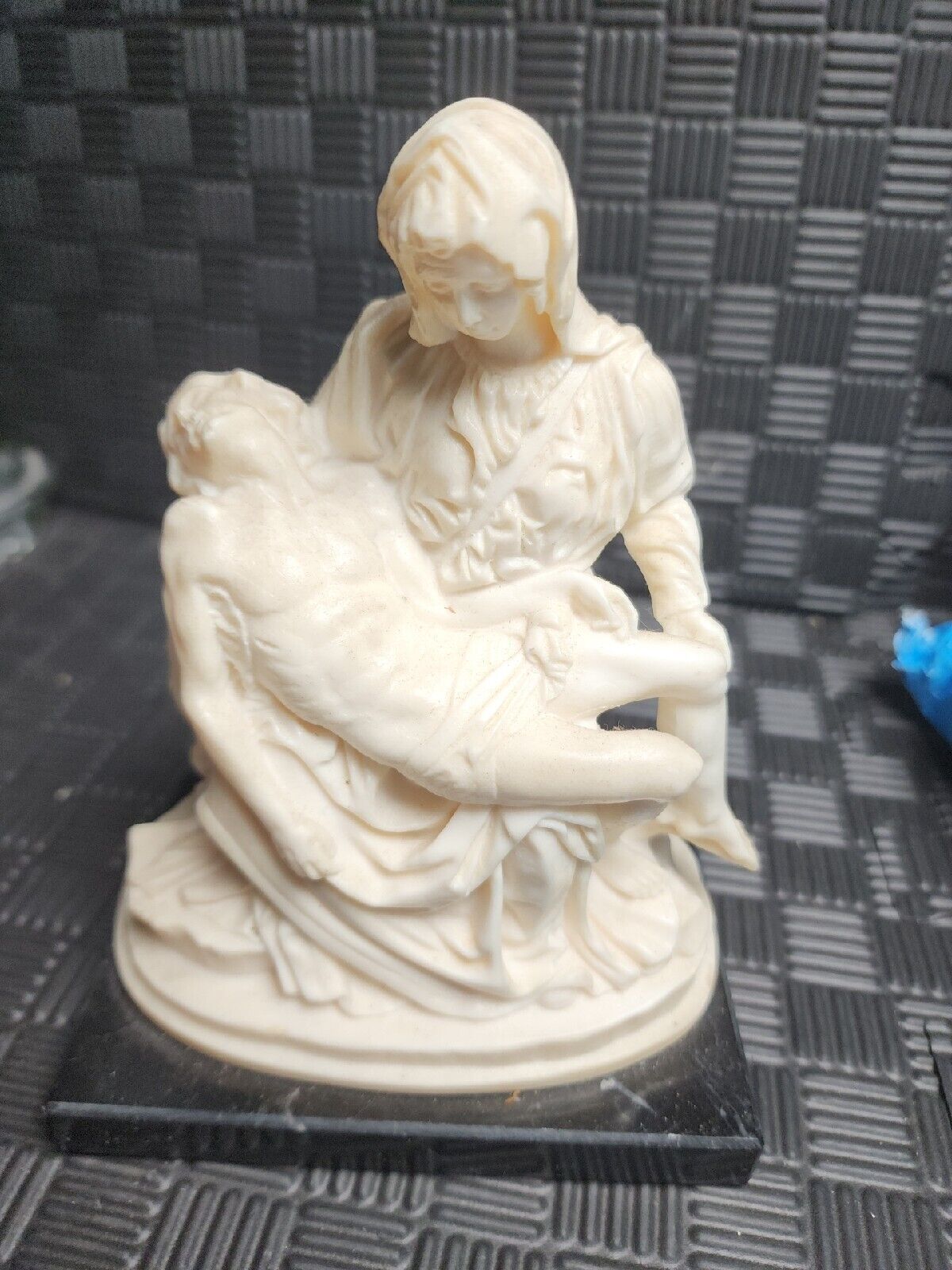 A Santini Classic Figure Sculptor Pieta  Mary Holding Jesus Made in Italy 6\