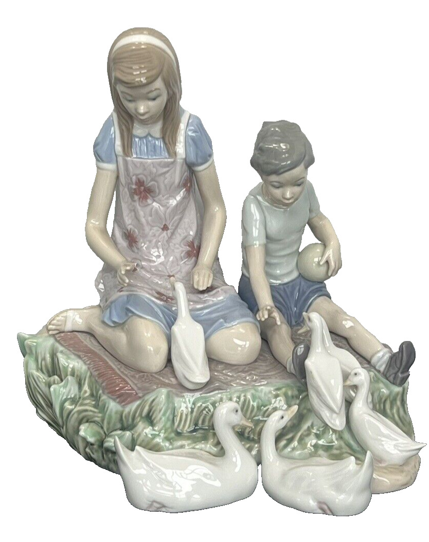 Lladro PLAYING WITH DUCKS 5303 Figurine Brother Sister Playing Seashore