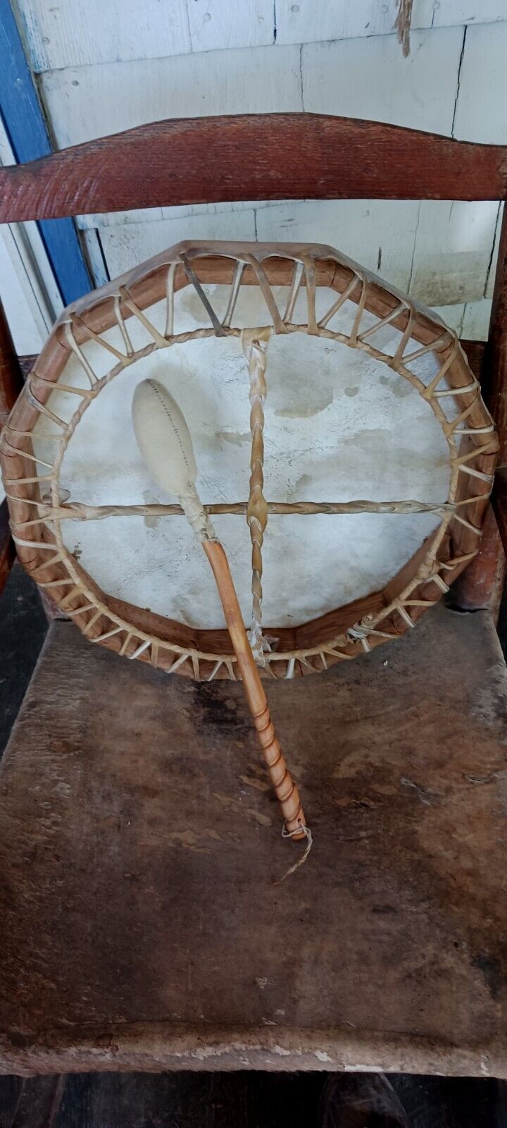 **AWESOME VINTAGE 16 INCH NATIVE AMERICAN RAWHIDE  DRUM GREAT SOUND  **