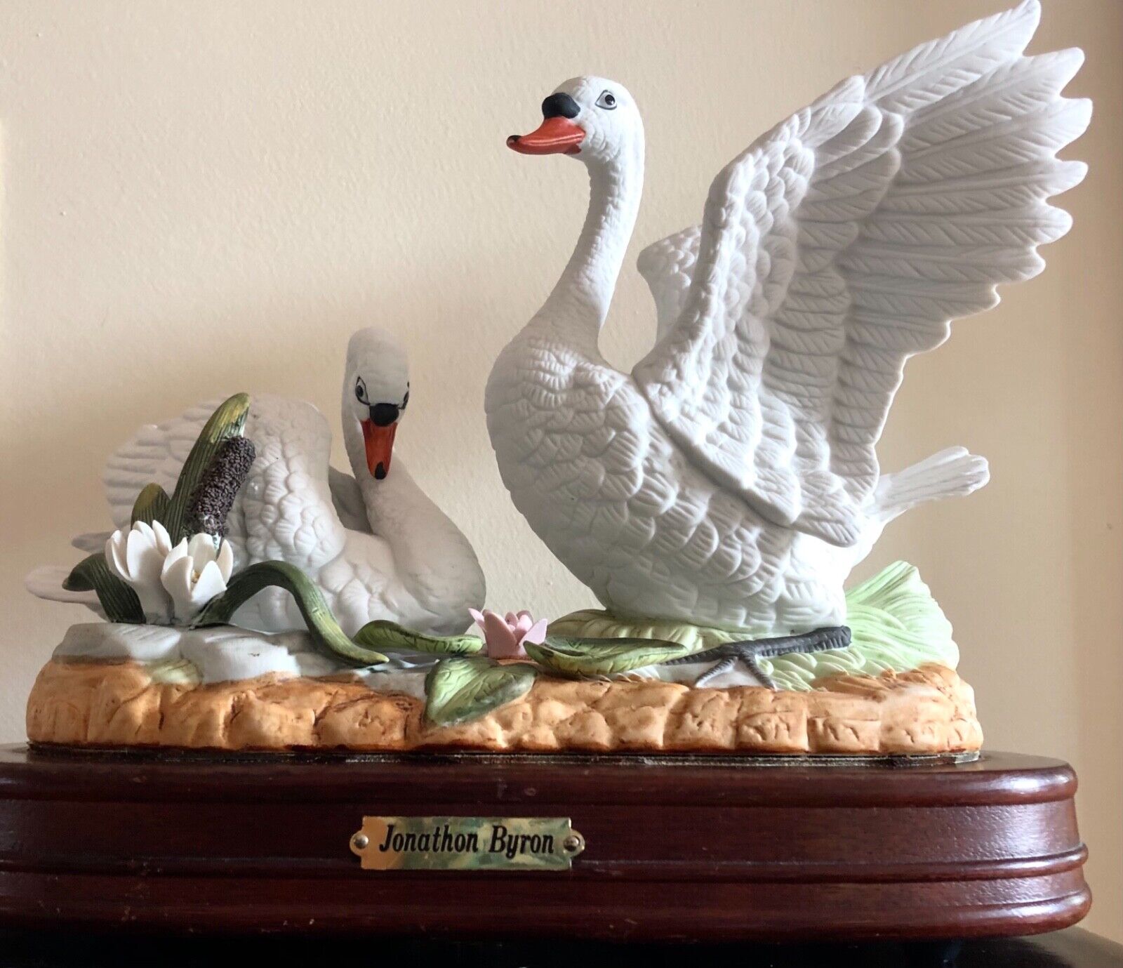 SWAN MUSIC BOX MOTHER AND BABY PORCELAIN ~8”H x 9”L BEAUTIFUL CONDITION 