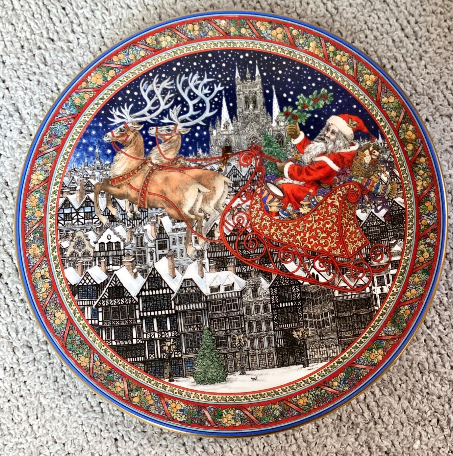 Royal Worcester Bona China Christmas Tales #3 Santa Claus by Sue Scullard-1996