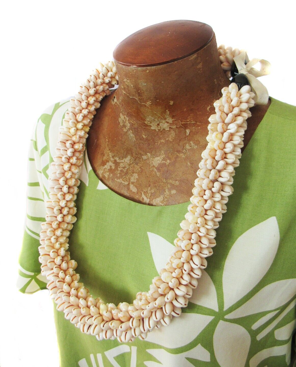 Vintage Style Hawaiian Thick Light Beige Cowrie Sea Shell Lei Necklace 30