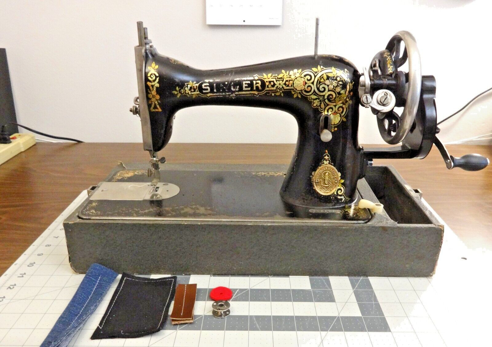1913 SINGER 15 TIFFANY  Sewing Machine w/Hand Crank - SERVICED - Leather Denim