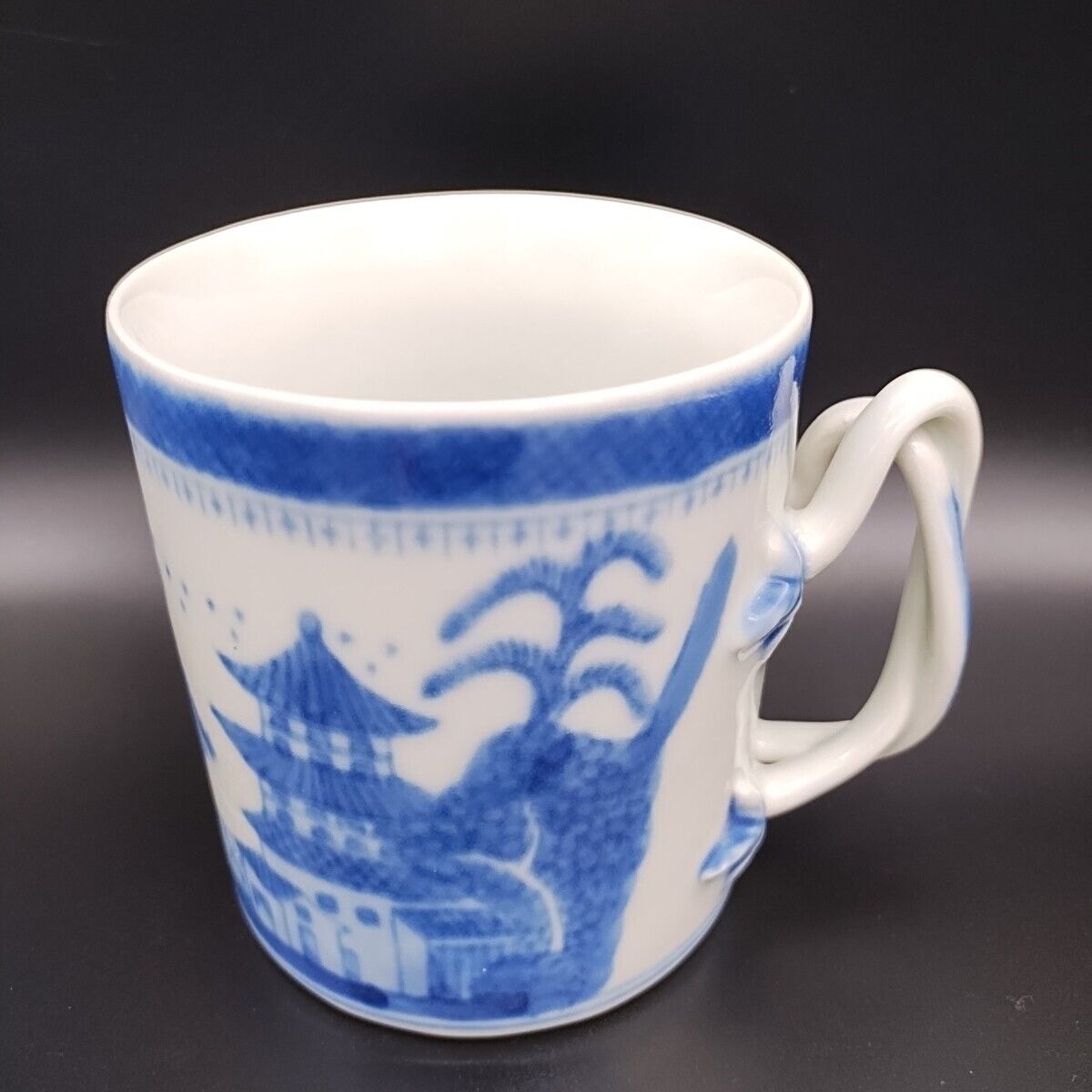 19th Century Chinese Export Qing Canton Pattern Hand Painted Porcelain Mug Blue