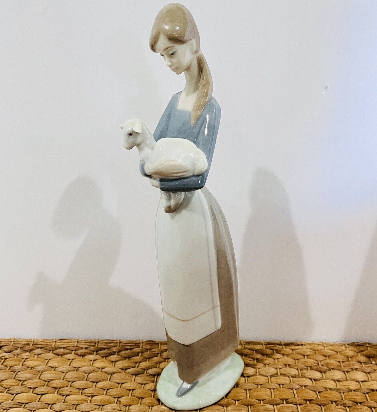 VNTG.  LLADRO Girl Holding Lamb Sheep Porcelain Figurine #4505 Retired Rare MINT