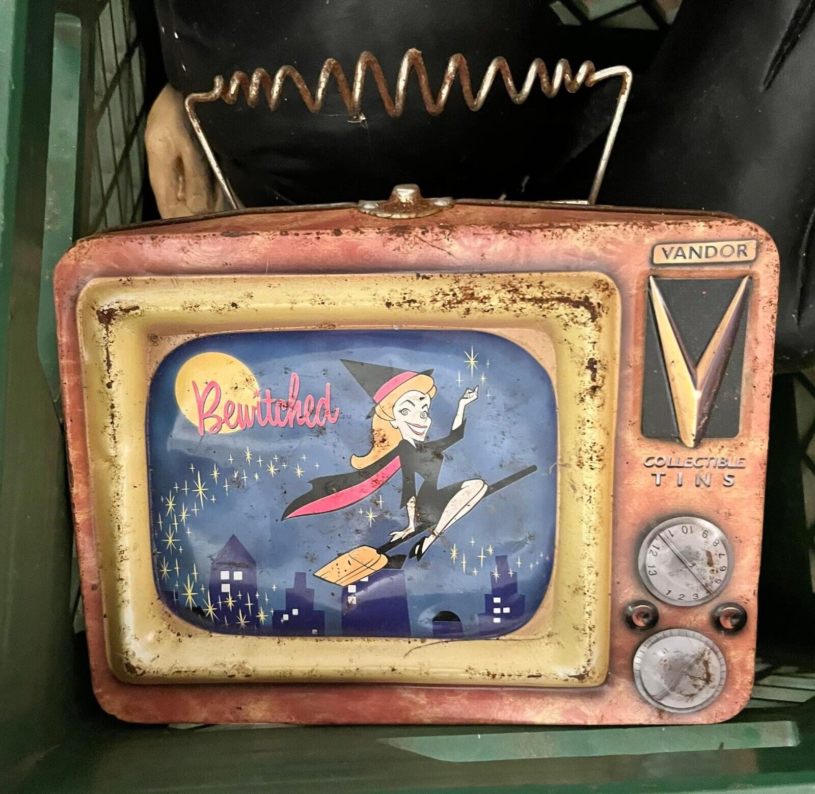 Vintage Bewitched Collectible Tin Lunch Box w/ antenna handle By Vandor 1999