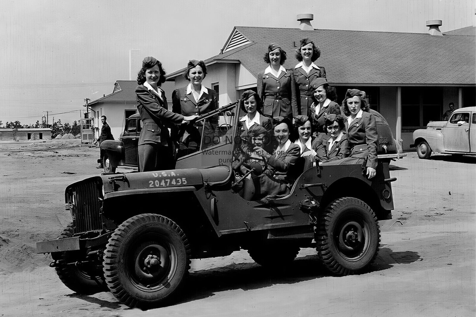WOMEN'S ARMY CORPS WAC POSING IN ARMY JEEP WW2 WWII 4X6 B&W PHOTO POSTCARD