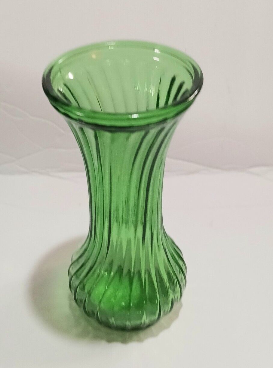 Vintage Hoosier Glass Green Vertical Spiral Ribbed Vase 7.5\