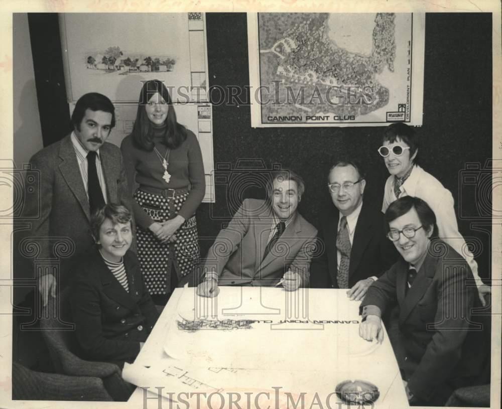 1972 Press Photo Heritage Stage officers meet with ad agency in Albany, New York