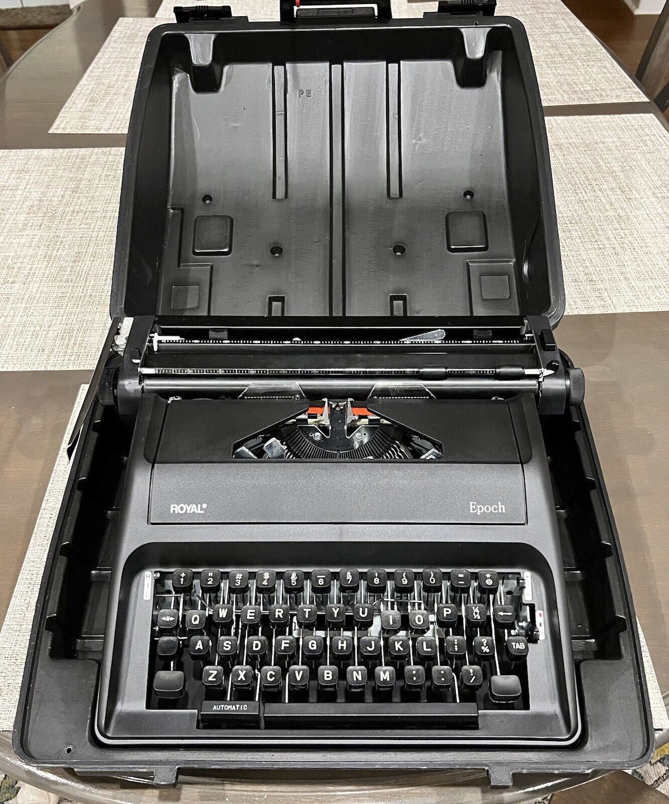 Royal Epoch Manual Portable Black Typewriter w/Hard Case In Original Box 79100G