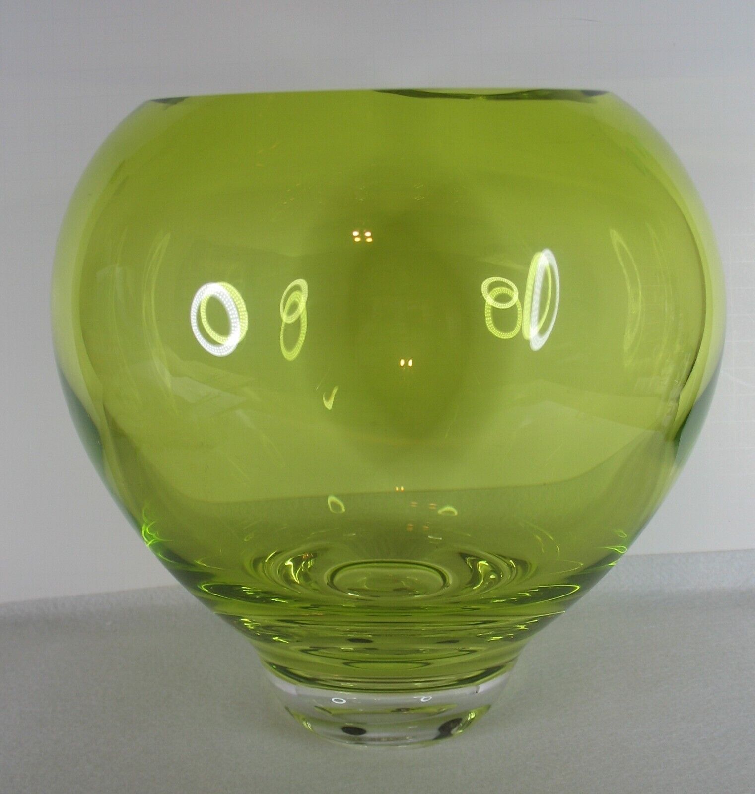 Signed Buxton & Kevin Kutch Pear Green Large King Tut Glass Vase 9\