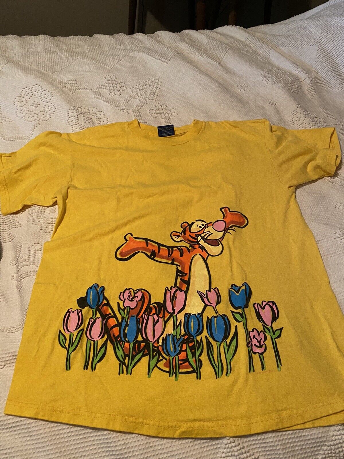 Vtg Tigger Winnie Pooh Unisex T-Shirt XL XXL Disney Yellow tulips Flowers Disney