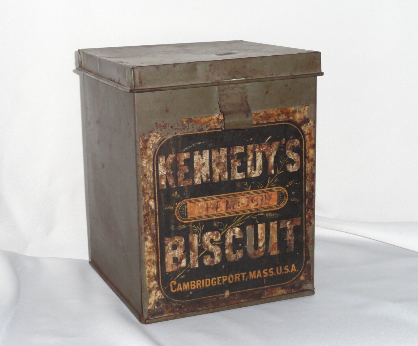 ANTIQUE KENNEDY\'S CHAMPION BISCUIT Hinged TIN Cambridgeport MASS U.S.A. Vintage