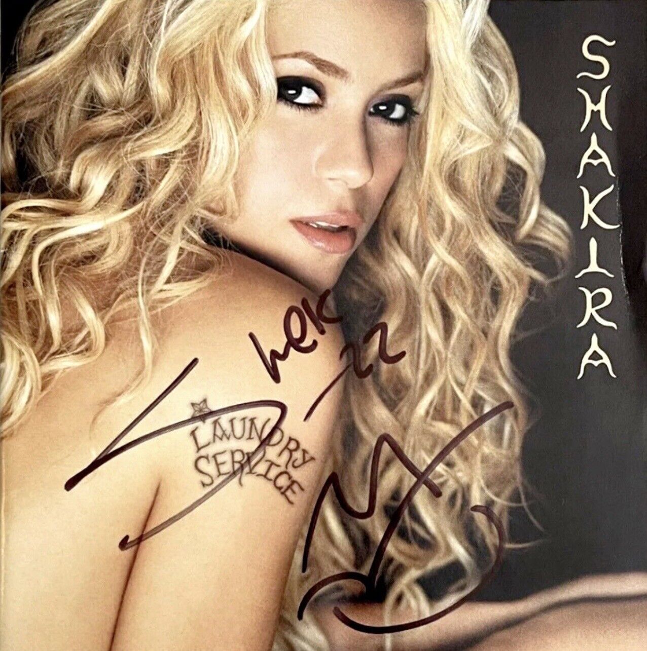 SHAKIRA AUTOGRAPH SIGNED LAUNDRY SERVICE CD BOOKLET