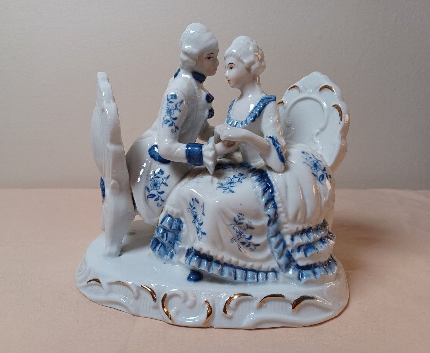 Ceramic sculptures/figurines - Colonial men/women/couples in white/blue/gold