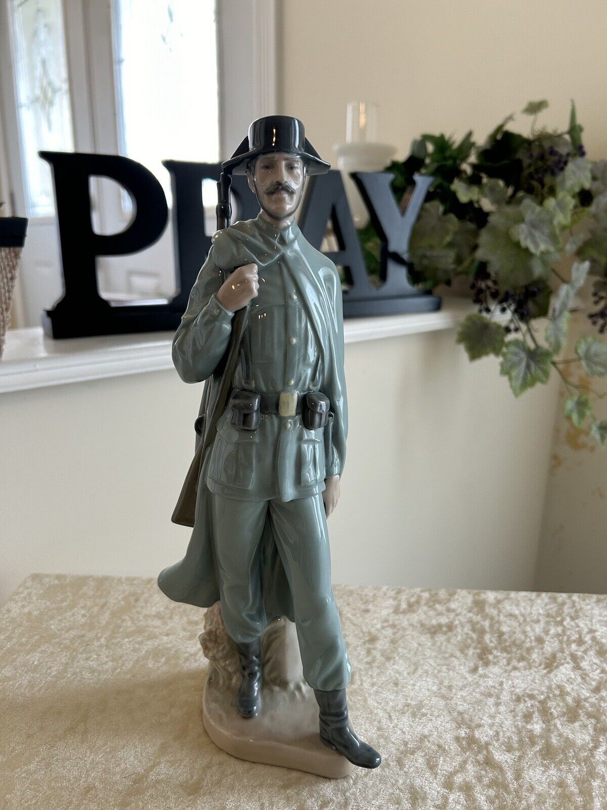 Lladro Guardian Civil Spanish Soldier Policeman #4889 Mint Condition Fast Ship