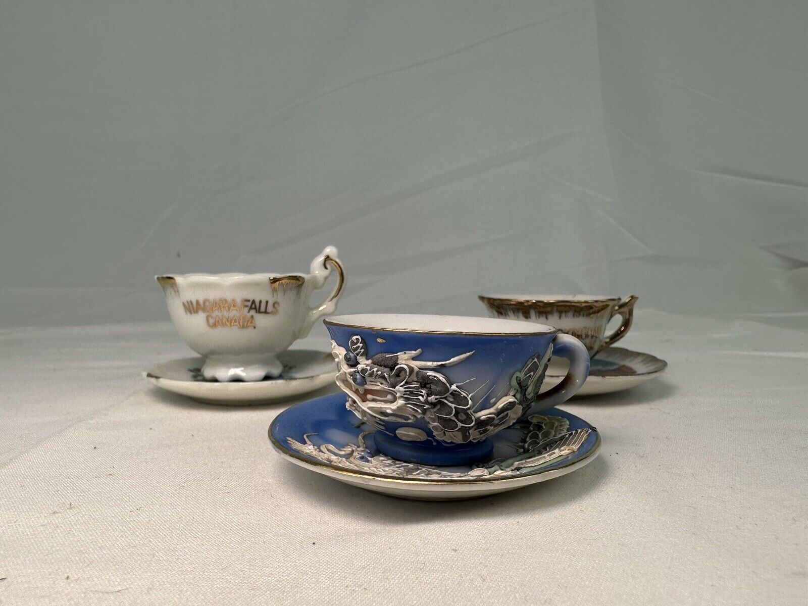 Vintage Set of 3 Mini Teacups & Saucers Dragon / Niagara Falls / Chicago B11