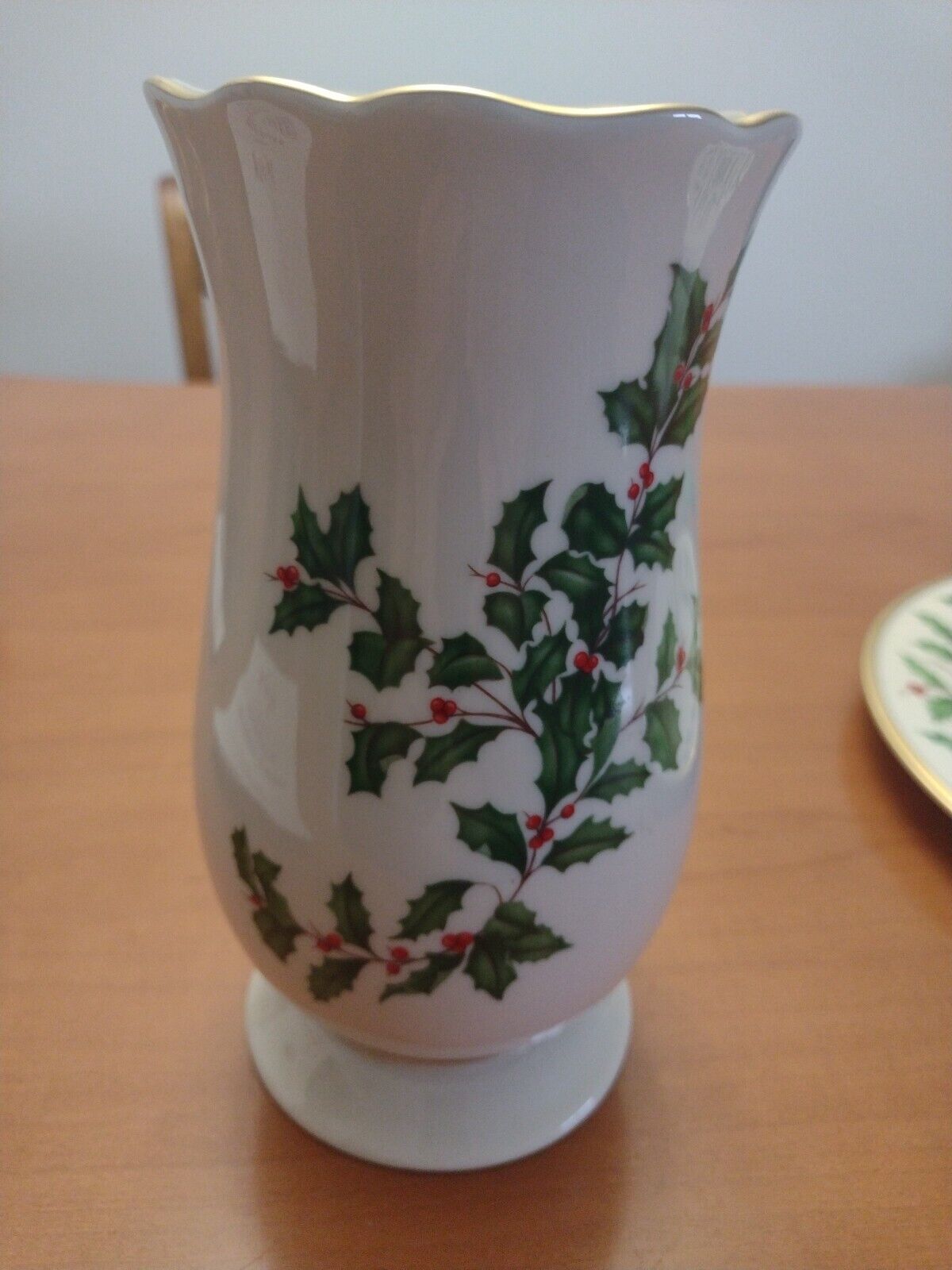 Lenox Holiday Scalloped Vase With Holly Leaves
