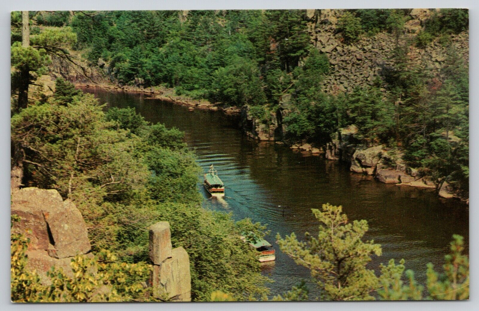 Postcard MN Taylors Falls Devil\'s Chair And Scenic Boats 14452