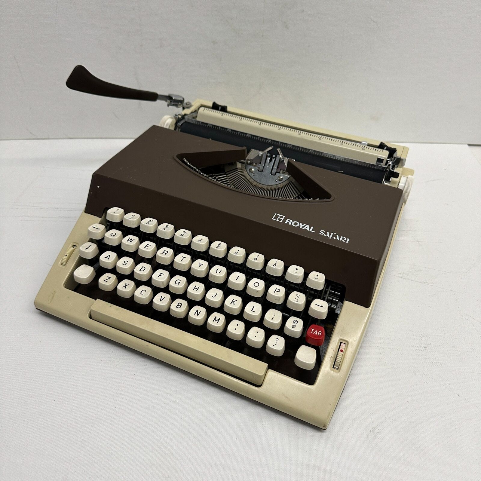 1960s Royal Safari Portable Typewriter in Working Condition With Case
