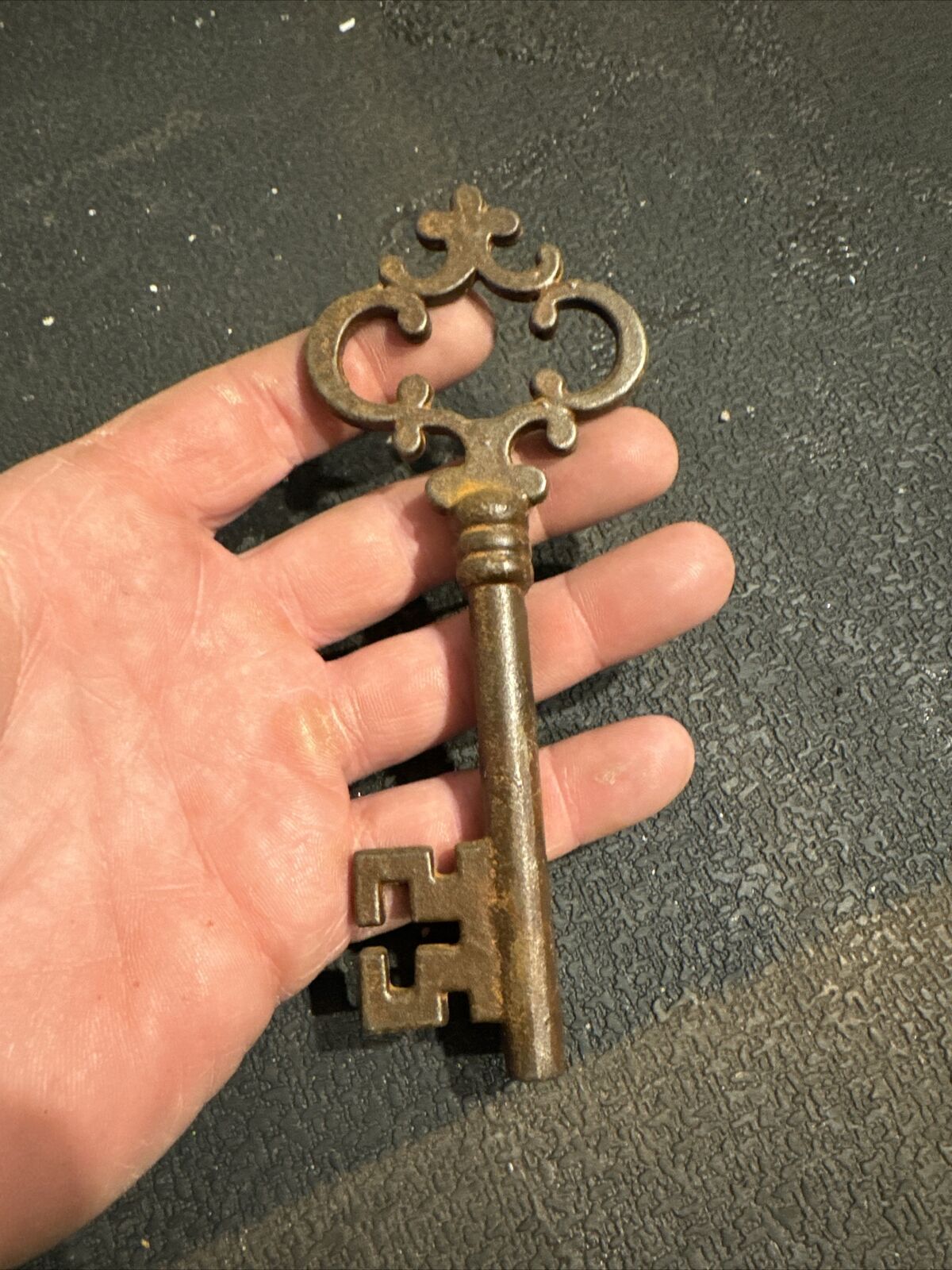 Victorian Key Cathedral Door Iron Skeleton Patina Collector Paperweight METAL