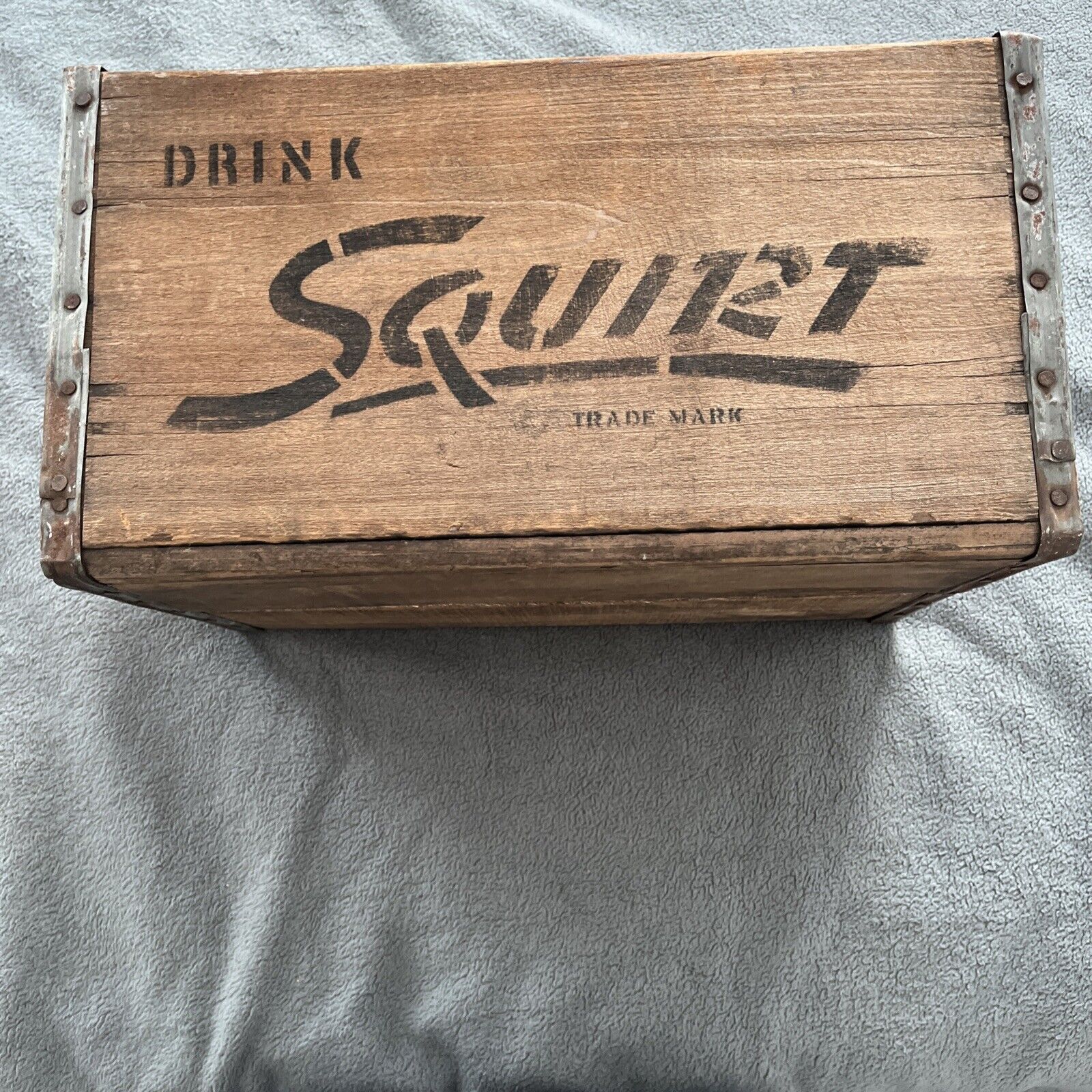 VINTAGE SQUIRT BOTTLING CO. JOHNSTOWN, PA. WOODEN CRATE