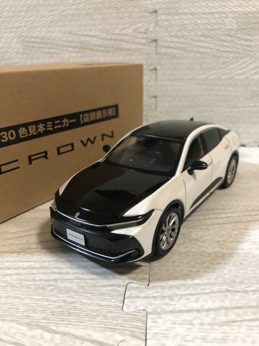 1/30 Toyotacrown Crossover Model Color Sample Mini Car Black Precious White Pear