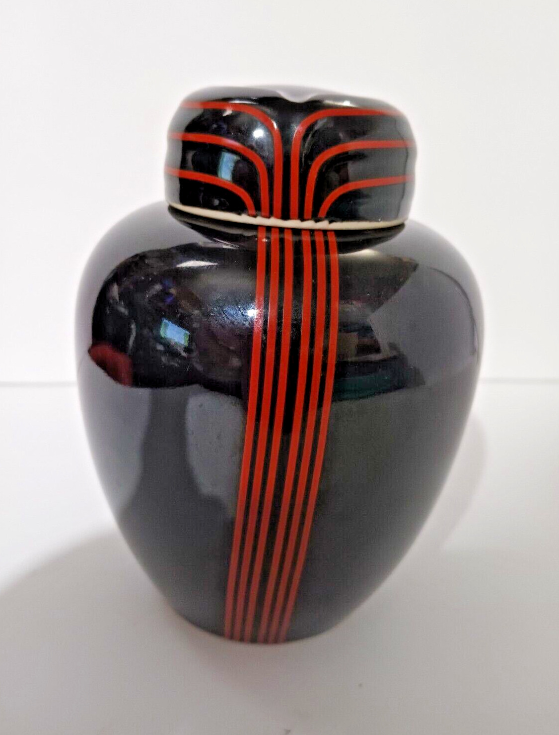 Vtg TOYO Japan Ginger Jar Vase Urn w/ Lid, 6.25” tall Including Lid, 4.5” wide