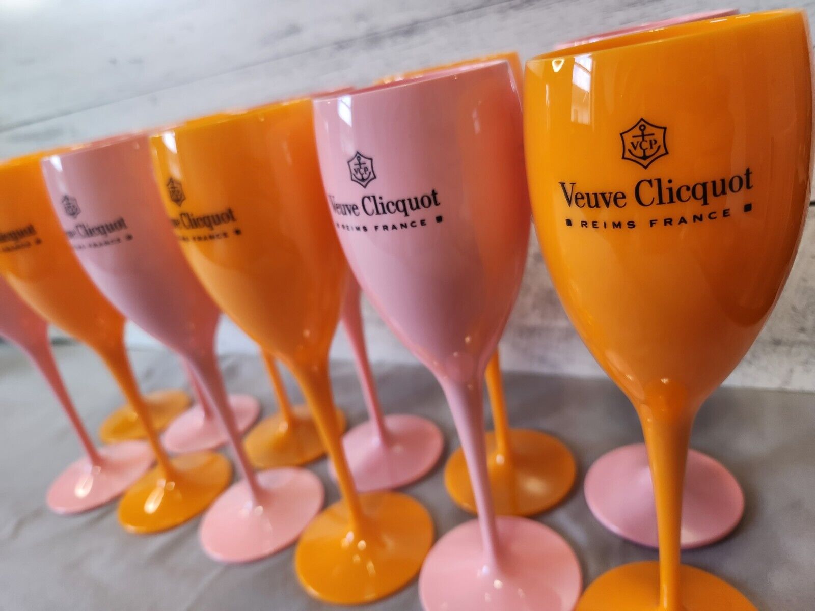 12 VEUVE CLICQUOT YELLOW AND PINK ROSE ACRYLIC CHAMPAGNE FLUTES TOTAL NEW