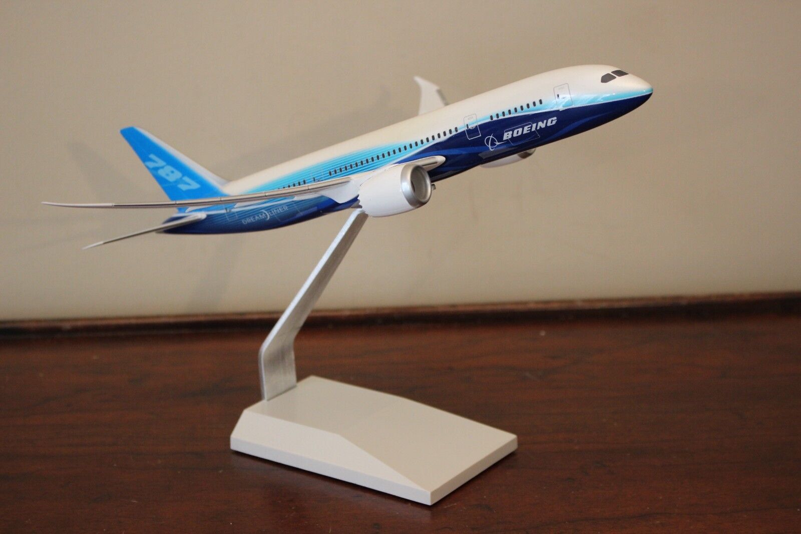 PacMin Pacific Miniatures Boeing 787 Dream Liner Desktop Model