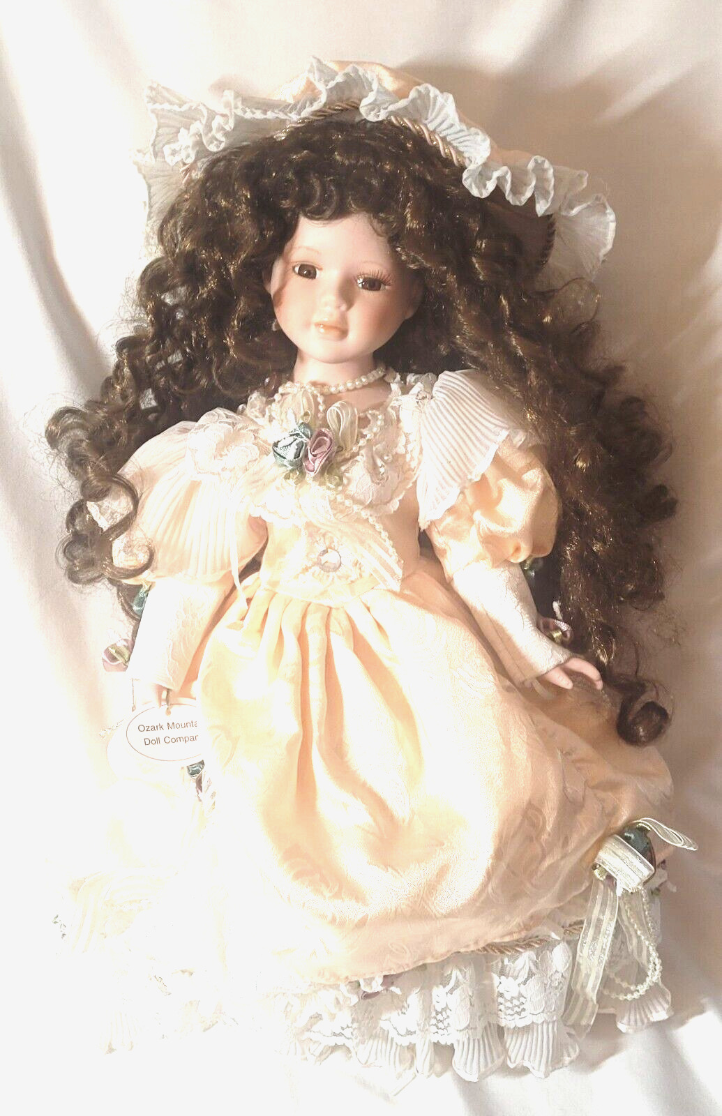 Beautiful Porcelain Doll Ozark Mountain Company CD-164195 Roxanne 18\