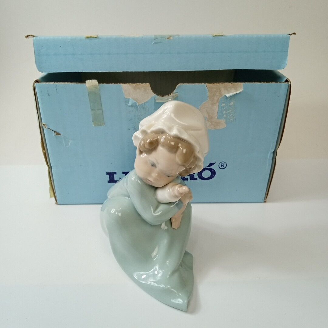 Lladro Baby with Bottle Figurine #5103. Excellent Condition. Retired.