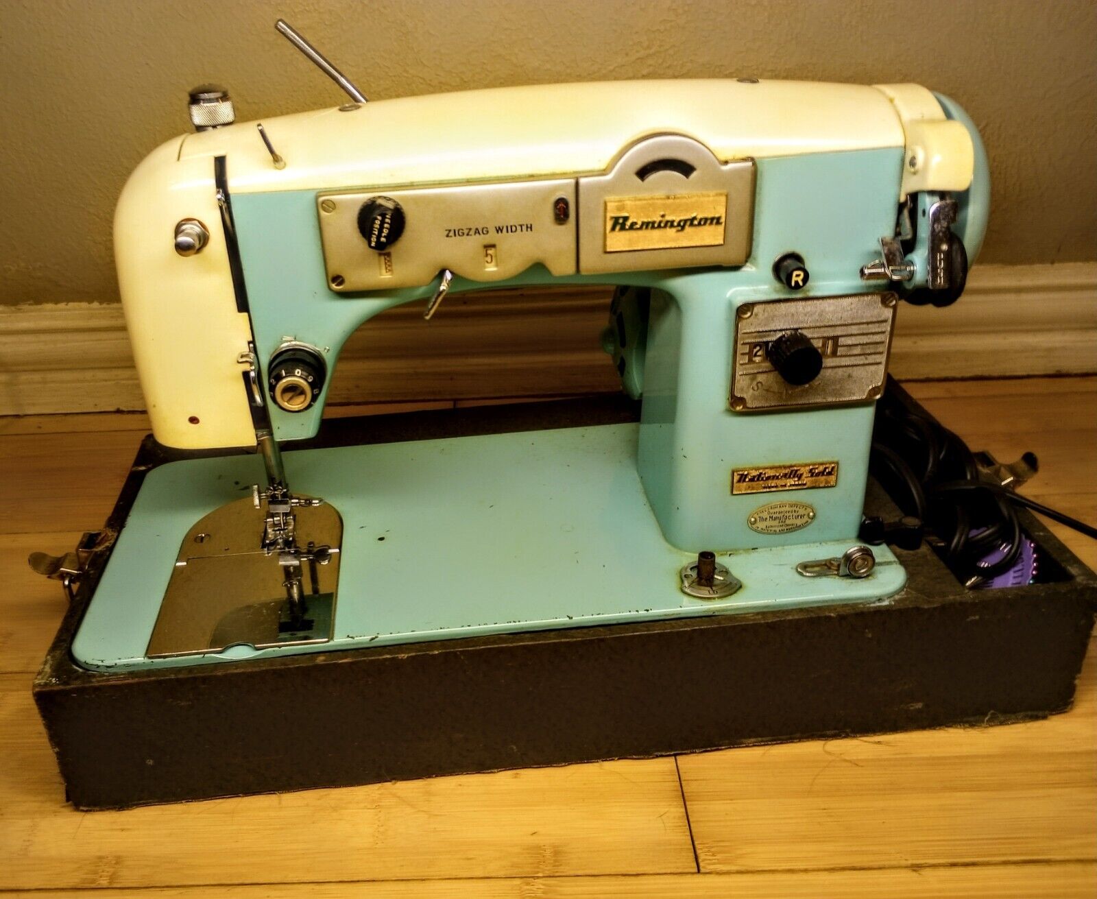RARE Remington 1958 Sewing Machine VINTAGE Torquise  Color With Carrying Case