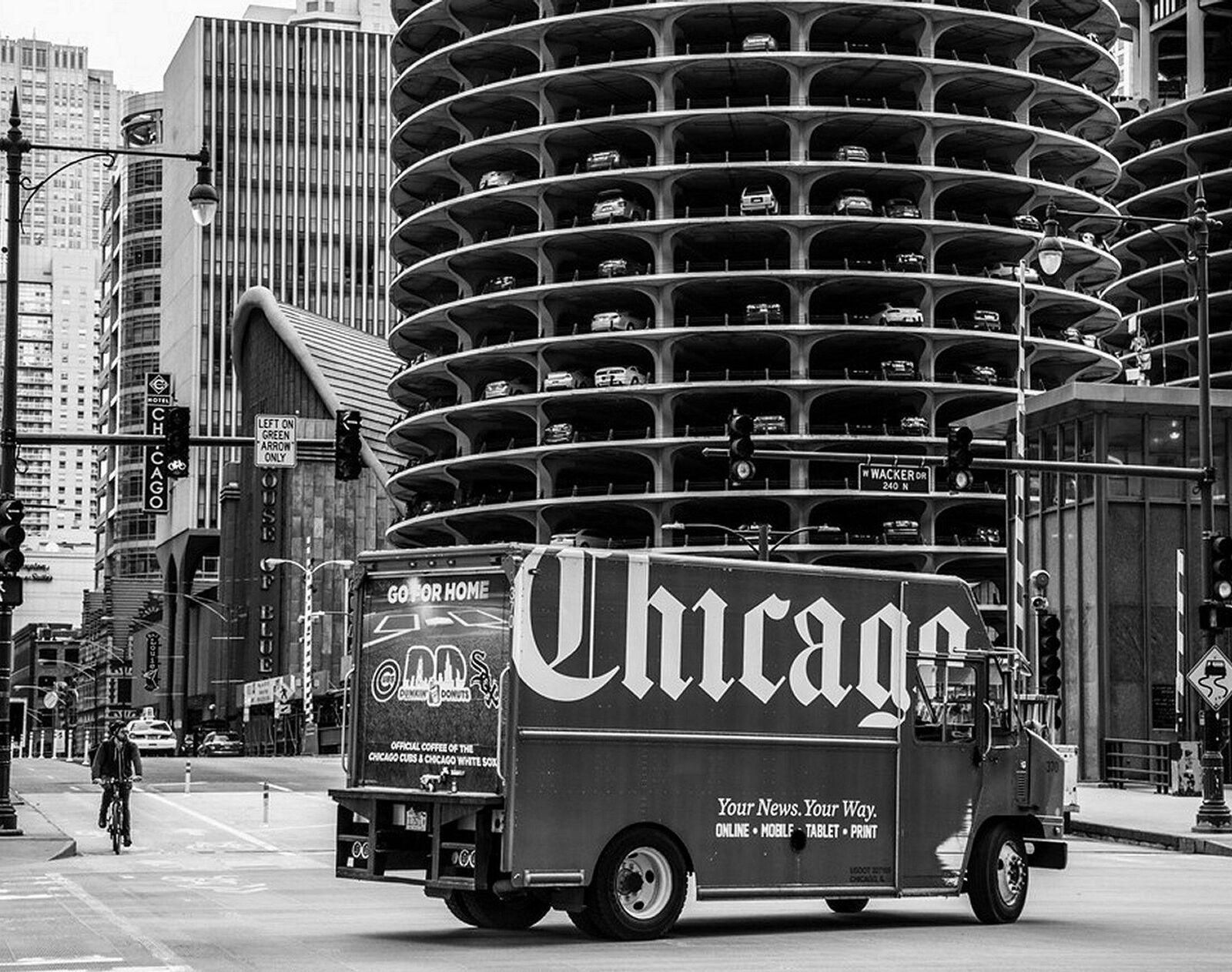 1970s CHICAGO TRIBUNE DELIVERY TRUCK Photo   (197-R)