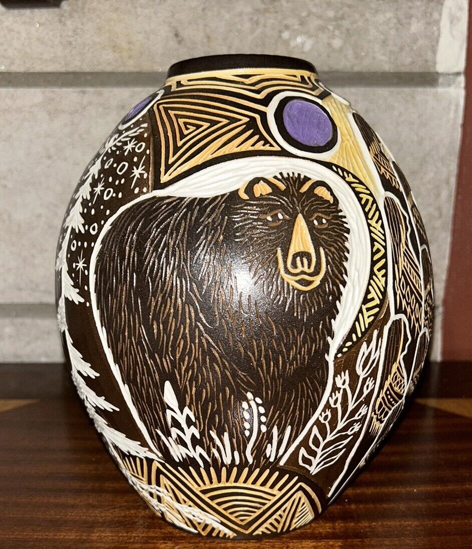 Talking Earth Pottery Vase Steve T. Smith 2012 Iroquois. Bear, Eagle, Wolf.