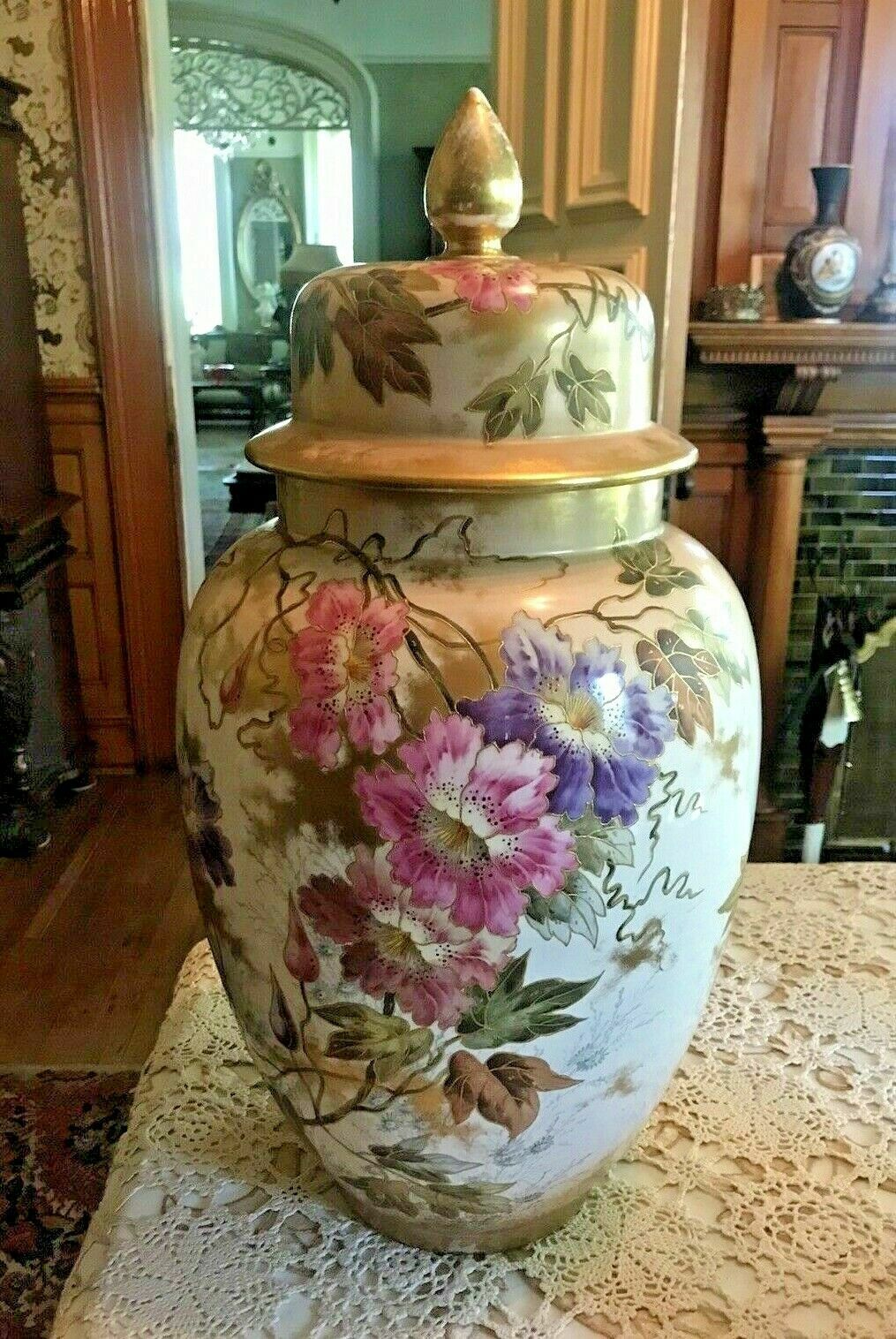 BEAUTIFUL FLORAL DECORATED FLORAL DECORATED ANTIQUE PORCELAIN COVERED URN VASE