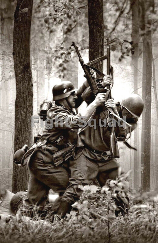 WW2 Picture Photo Russian Soldier and German Soldier on Batle 3810