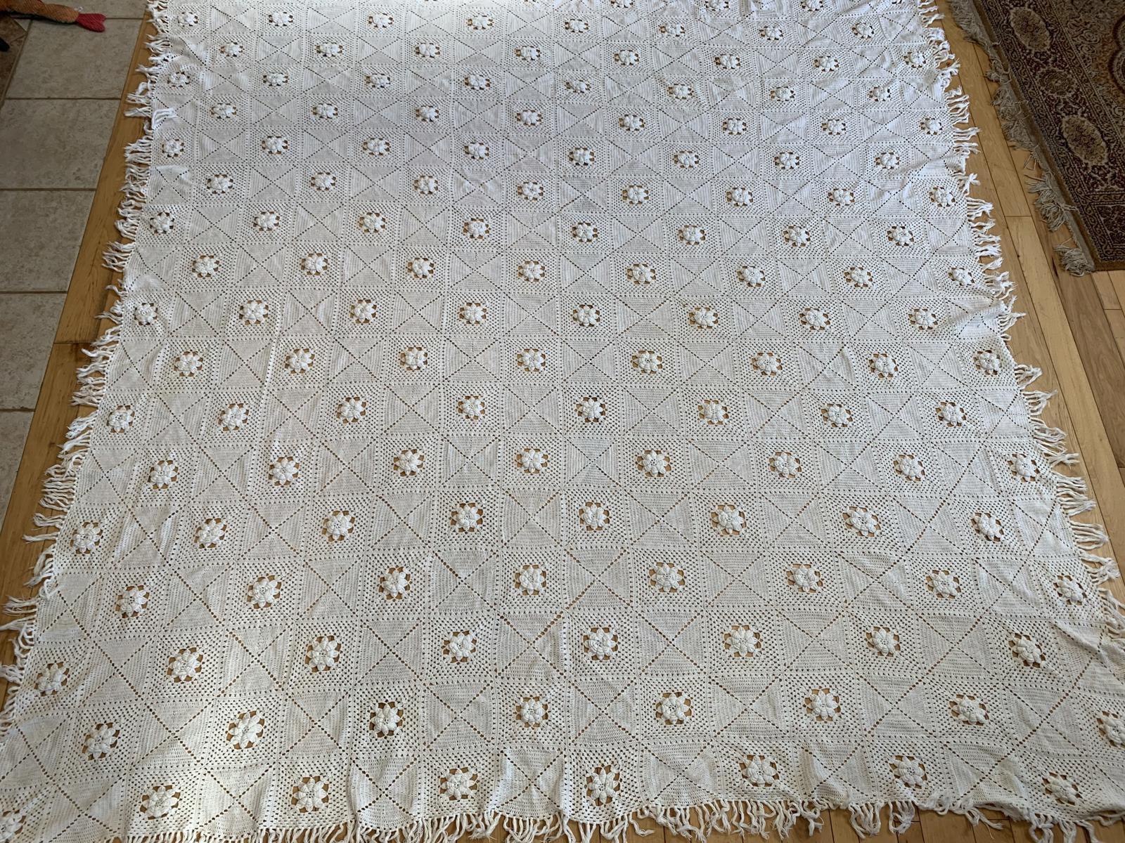 Gorgeous VTG crocheted handmade cream colored coverlet flowers 98x92 shabby chic