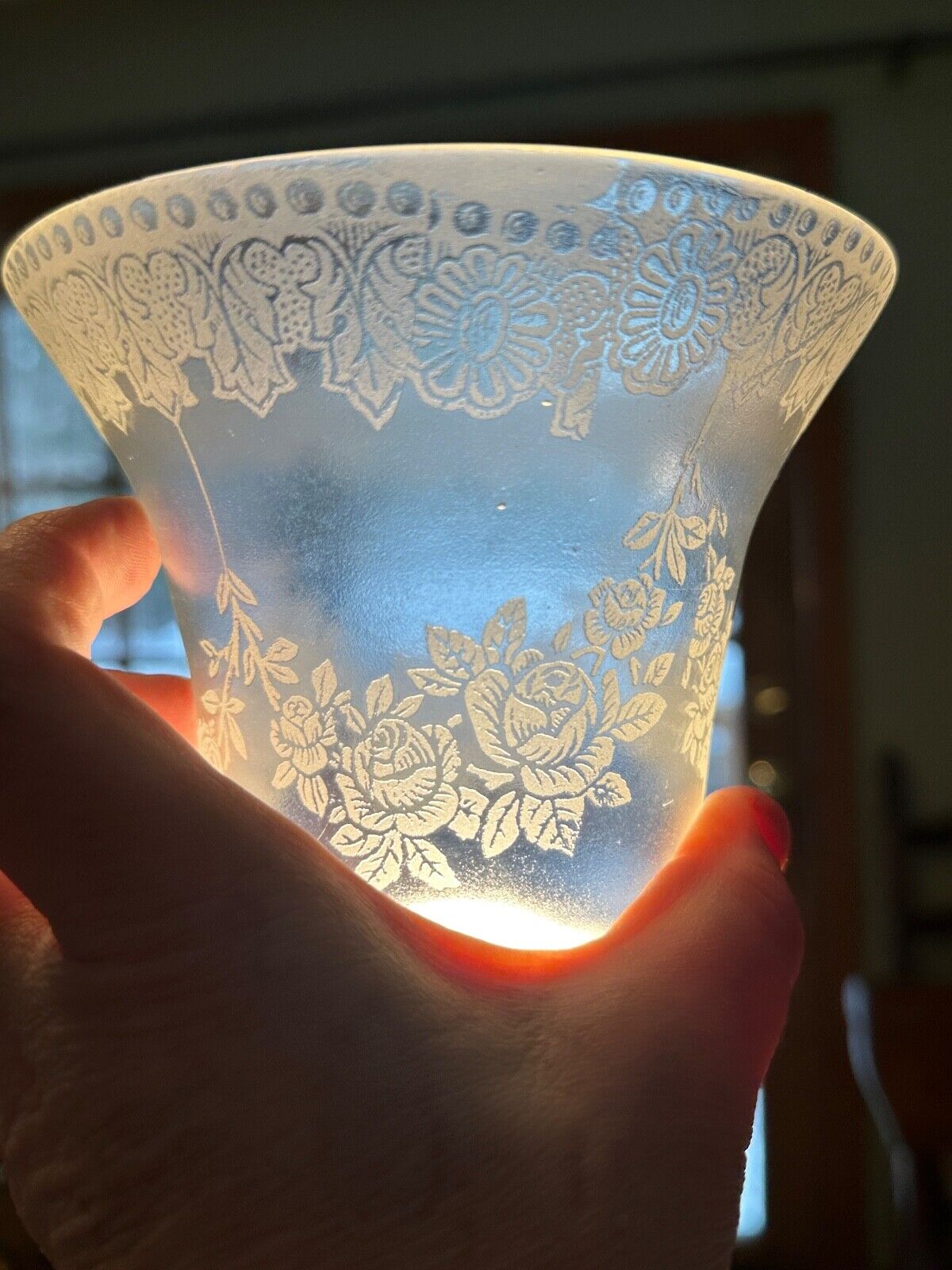 VINTAGE FROSTED ROSE PATTERN CLEAR GLASS LAMP LIGHT SHADE  / SCONCE - GREAT COND