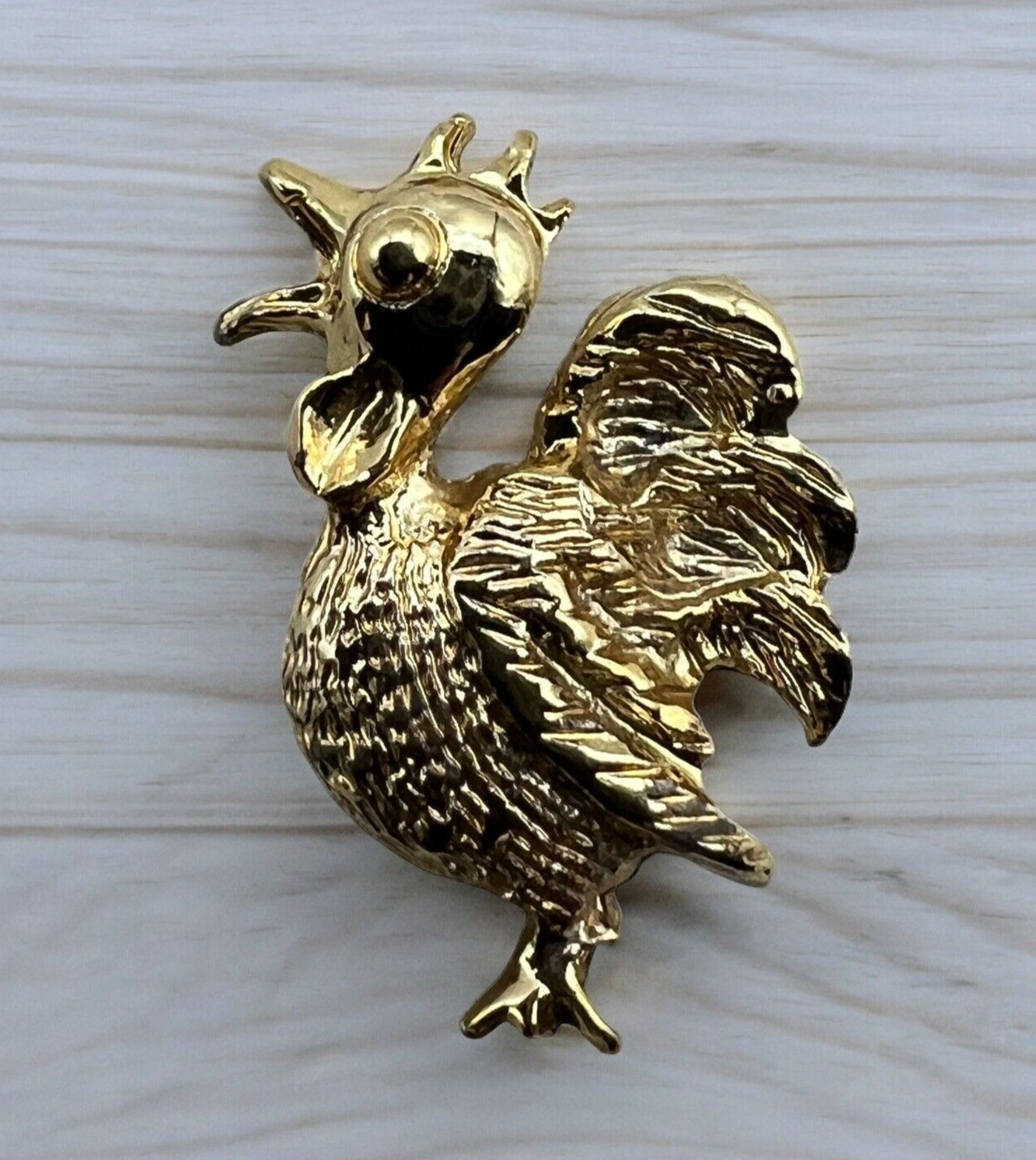 CHICKEN COUNTRY FARM ROOSTER Vintage Gold Tone Metal Lapel PIN FIGURE Figurine