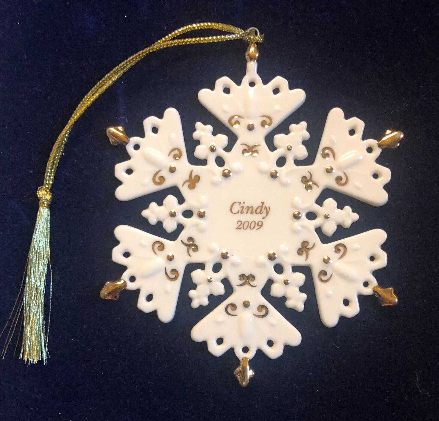 LENOX Porcelain Snowflake Christmas Ornament 'Cindy 2009' w/24k Gold Detail