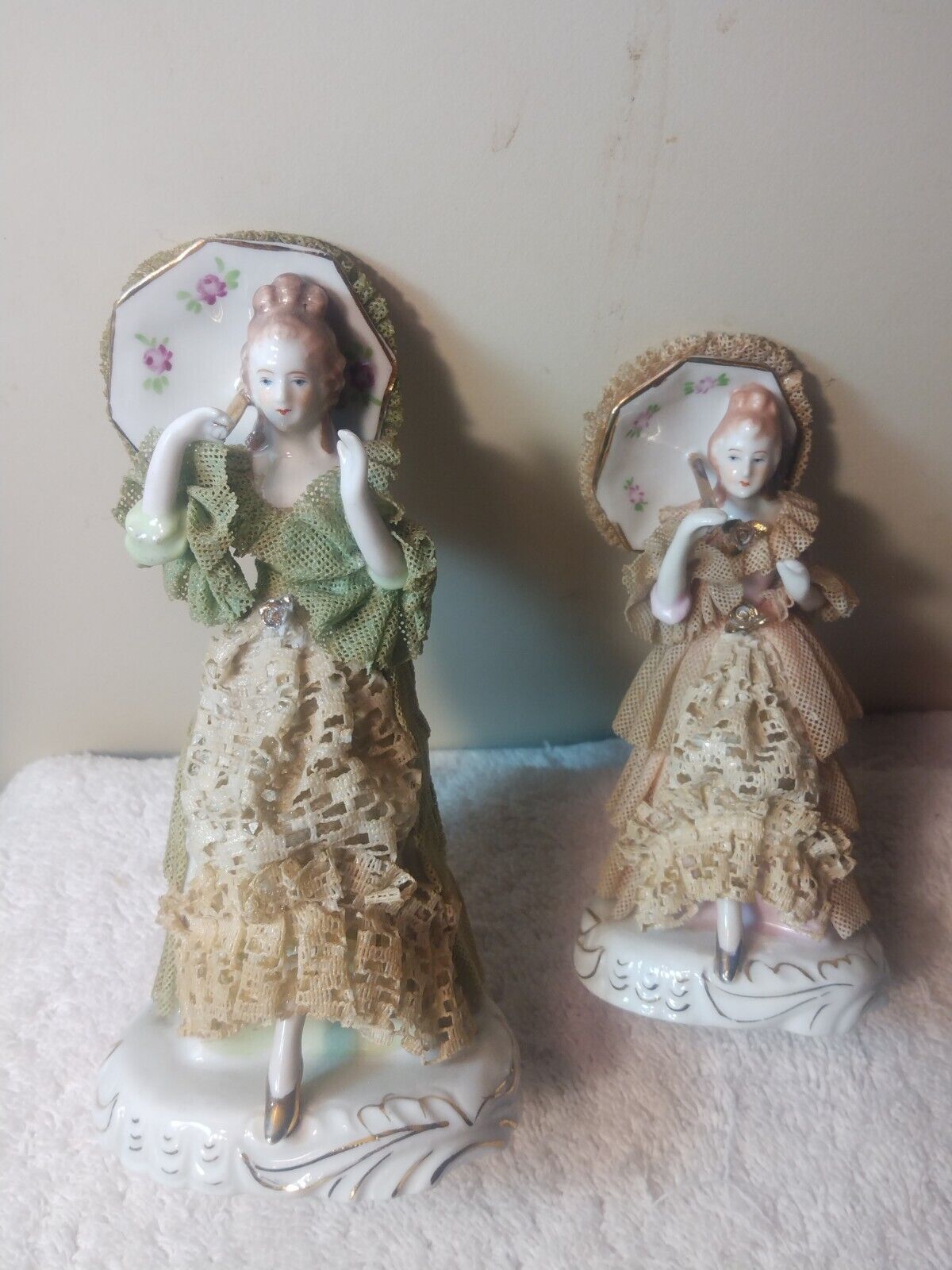 Vtg Dresden Type Porcelain Figurine Ladies w Parasols 1 Pink 1 Green 30\'s Japan 