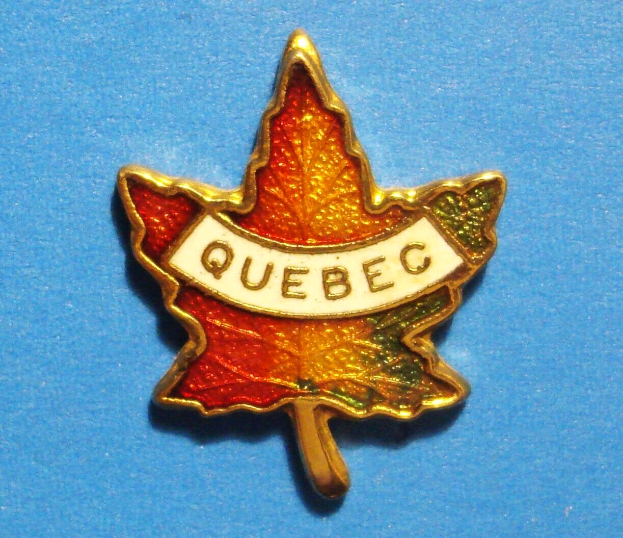 CANADA - QUEBEC - AUTUMN - FALL MULTICOLOR MAPLE LEAF - VINTAGE LAPEL PIN