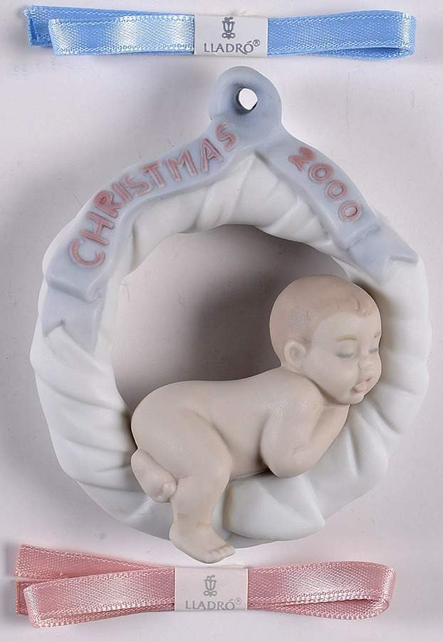 Lladro Baby\'s First Christmas 6697-Baby In Wreath  - Boxed 3962378