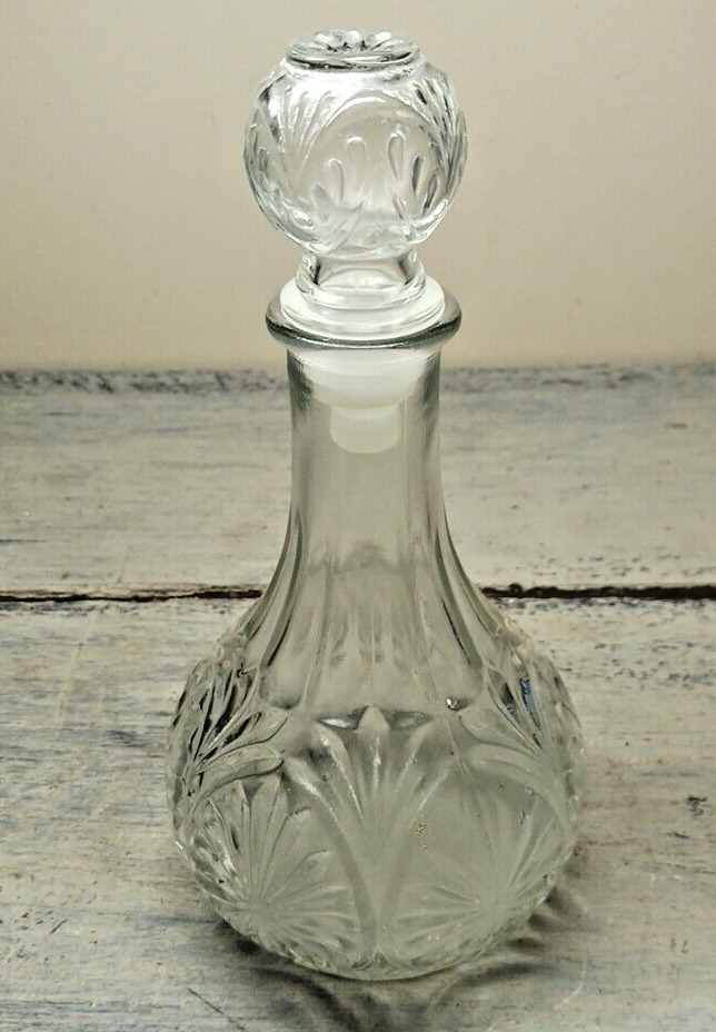 Vintage Starburst Medalion Decanter Pressed Clear Glass Airtight Seal 9 3/4\