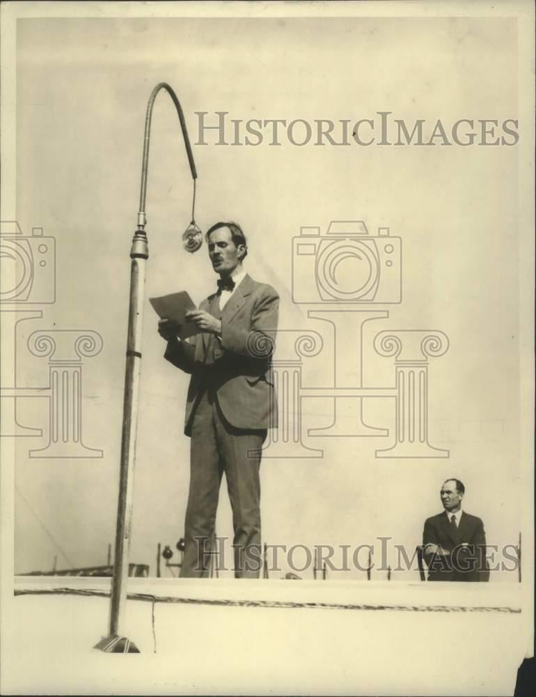 1927 Press Photo Wisconsin Governor Fred R. Zimmerman reading at State Fair